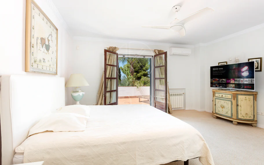 Villa exclusiva en parcela llana de 3.000 m², con absoluta privacidad, vistas al mar, jardín maduro con frutales, piscina, amplias terrazas y vivienda completamente renovada. Excelente ubicación, equipamiento y capacidad de aparcamiento.