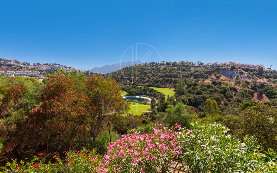 Villa exclusiva en parcela llana de 3.000 m², con absoluta privacidad, vistas al mar, jardín maduro con frutales, piscina, amplias terrazas y vivienda completamente renovada. Excelente ubicación, equipamiento y capacidad de aparcamiento.