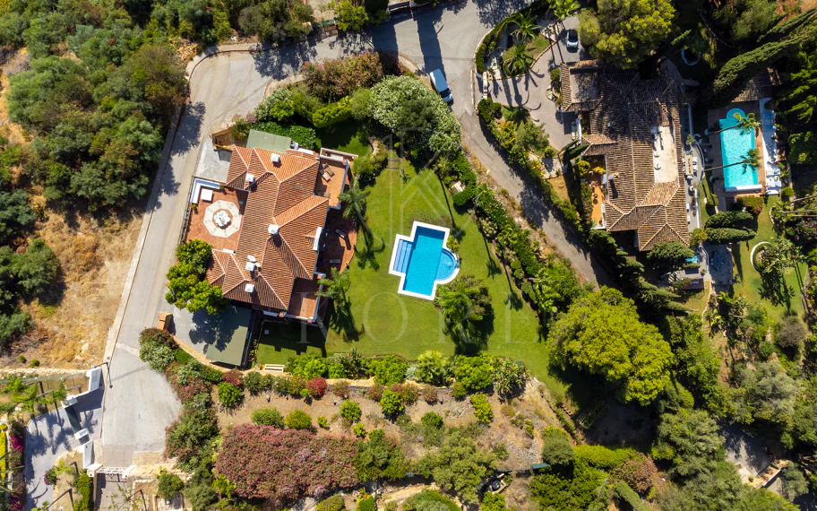 Villa exclusiva en parcela llana de 3.000 m², con absoluta privacidad, vistas al mar, jardín maduro con frutales, piscina, amplias terrazas y vivienda completamente renovada. Excelente ubicación, equipamiento y capacidad de aparcamiento.