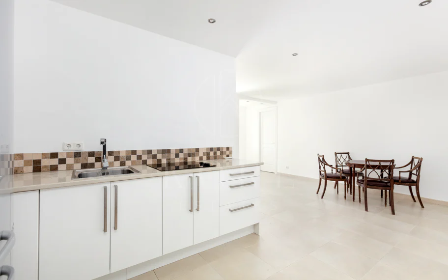 Villa exclusiva en parcela llana de 3.000 m², con absoluta privacidad, vistas al mar, jardín maduro con frutales, piscina, amplias terrazas y vivienda completamente renovada. Excelente ubicación, equipamiento y capacidad de aparcamiento.