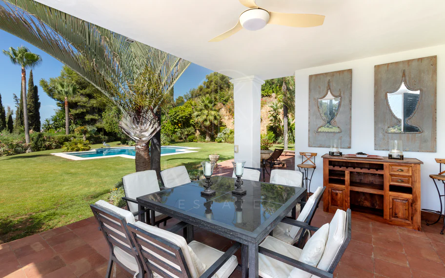 Villa exclusiva en parcela llana de 3.000 m², con absoluta privacidad, vistas al mar, jardín maduro con frutales, piscina, amplias terrazas y vivienda completamente renovada. Excelente ubicación, equipamiento y capacidad de aparcamiento.