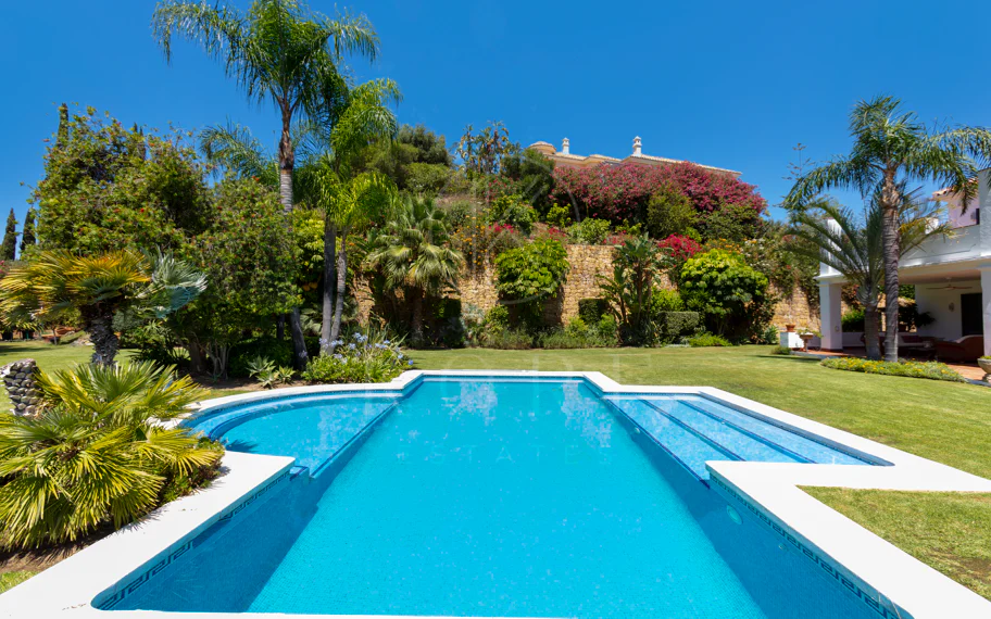 Villa exclusiva en parcela llana de 3.000 m², con absoluta privacidad, vistas al mar, jardín maduro con frutales, piscina, amplias terrazas y vivienda completamente renovada. Excelente ubicación, equipamiento y capacidad de aparcamiento.
