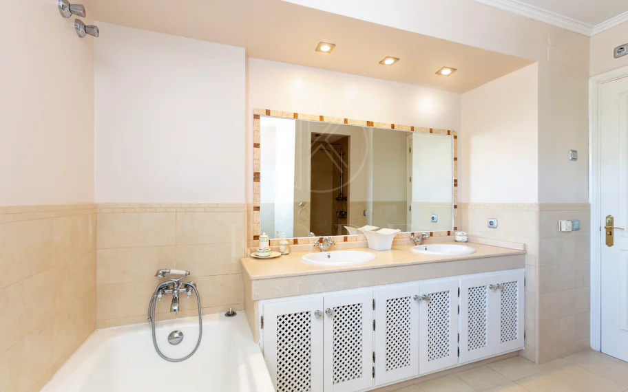 Villa exclusiva en parcela llana de 3.000 m², con absoluta privacidad, vistas al mar, jardín maduro con frutales, piscina, amplias terrazas y vivienda completamente renovada. Excelente ubicación, equipamiento y capacidad de aparcamiento.