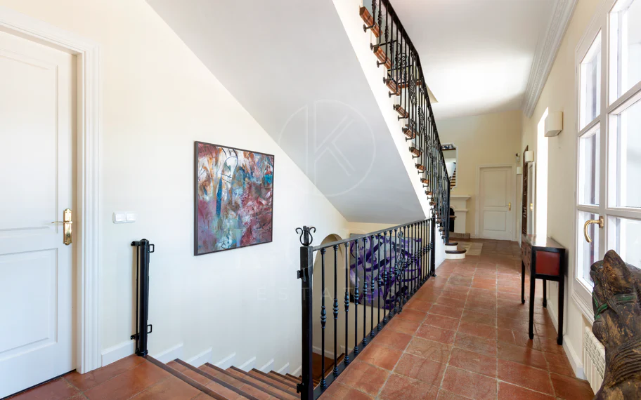 Villa exclusiva en parcela llana de 3.000 m², con absoluta privacidad, vistas al mar, jardín maduro con frutales, piscina, amplias terrazas y vivienda completamente renovada. Excelente ubicación, equipamiento y capacidad de aparcamiento.