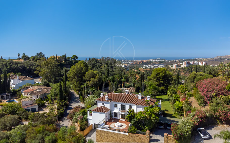 Villa exclusiva en parcela llana de 3.000 m², con absoluta privacidad, vistas al mar, jardín maduro con frutales, piscina, amplias terrazas y vivienda completamente renovada. Excelente ubicación, equipamiento y capacidad de aparcamiento.