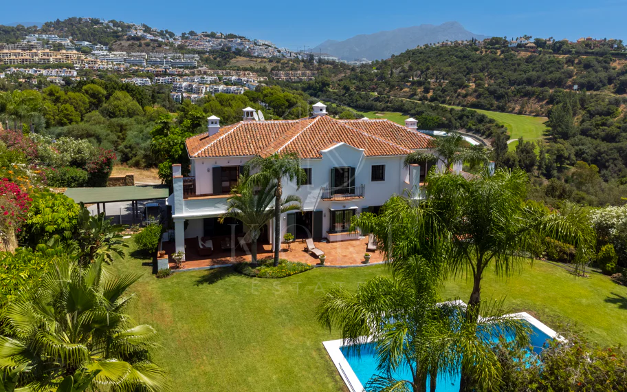Villa exclusiva en parcela llana de 3.000 m², con absoluta privacidad, vistas al mar, jardín maduro con frutales, piscina, amplias terrazas y vivienda completamente renovada. Excelente ubicación, equipamiento y capacidad de aparcamiento.