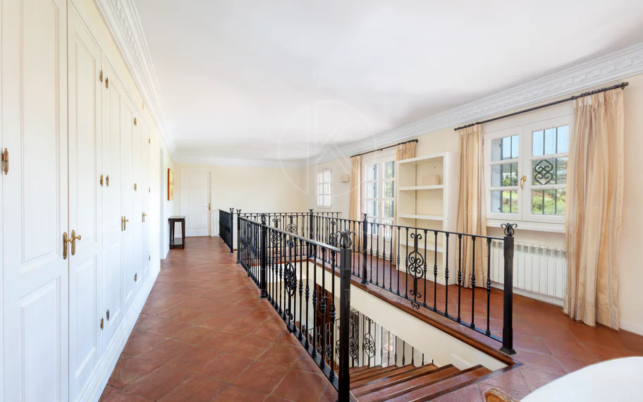 Villa exclusiva en parcela llana de 3.000 m², con absoluta privacidad, vistas al mar, jardín maduro con frutales, piscina, amplias terrazas y vivienda completamente renovada. Excelente ubicación, equipamiento y capacidad de aparcamiento.