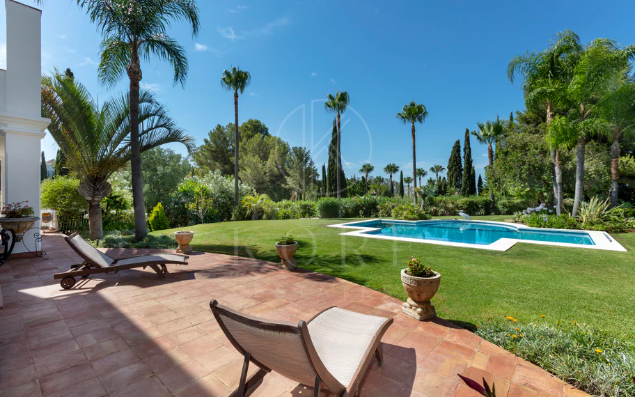 Villa exclusiva en parcela llana de 3.000 m², con absoluta privacidad, vistas al mar, jardín maduro con frutales, piscina, amplias terrazas y vivienda completamente renovada. Excelente ubicación, equipamiento y capacidad de aparcamiento.