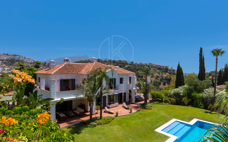 Villa exclusiva en parcela llana de 3.000 m², con absoluta privacidad, vistas al mar, jardín maduro con frutales, piscina, amplias terrazas y vivienda completamente renovada. Excelente ubicación, equipamiento y capacidad de aparcamiento.