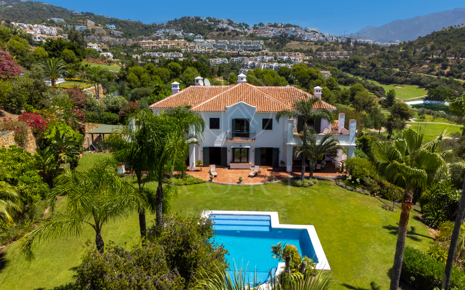Villa exclusiva en parcela llana de 3.000 m², con absoluta privacidad, vistas al mar, jardín maduro con frutales, piscina, amplias terrazas y vivienda completamente renovada. Excelente ubicación, equipamiento y capacidad de aparcamiento.