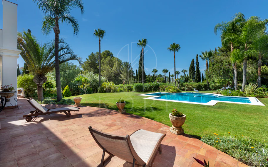 Villa exclusiva en parcela llana de 3.000 m², con absoluta privacidad, vistas al mar, jardín maduro con frutales, piscina, amplias terrazas y vivienda completamente renovada. Excelente ubicación, equipamiento y capacidad de aparcamiento.
