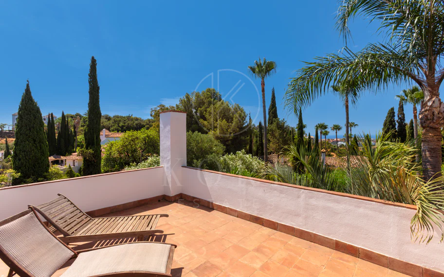 Villa exclusiva en parcela llana de 3.000 m², con absoluta privacidad, vistas al mar, jardín maduro con frutales, piscina, amplias terrazas y vivienda completamente renovada. Excelente ubicación, equipamiento y capacidad de aparcamiento.