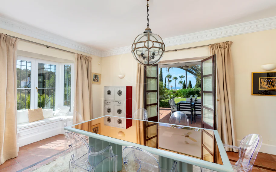 Villa exclusiva en parcela llana de 3.000 m², con absoluta privacidad, vistas al mar, jardín maduro con frutales, piscina, amplias terrazas y vivienda completamente renovada. Excelente ubicación, equipamiento y capacidad de aparcamiento.