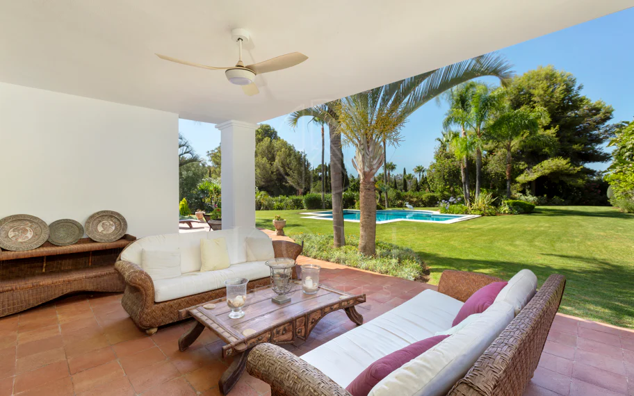 Villa exclusiva en parcela llana de 3.000 m², con absoluta privacidad, vistas al mar, jardín maduro con frutales, piscina, amplias terrazas y vivienda completamente renovada. Excelente ubicación, equipamiento y capacidad de aparcamiento.