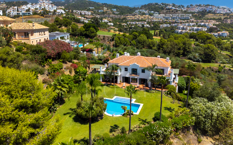 Villa exclusiva en parcela llana de 3.000 m², con absoluta privacidad, vistas al mar, jardín maduro con frutales, piscina, amplias terrazas y vivienda completamente renovada. Excelente ubicación, equipamiento y capacidad de aparcamiento.