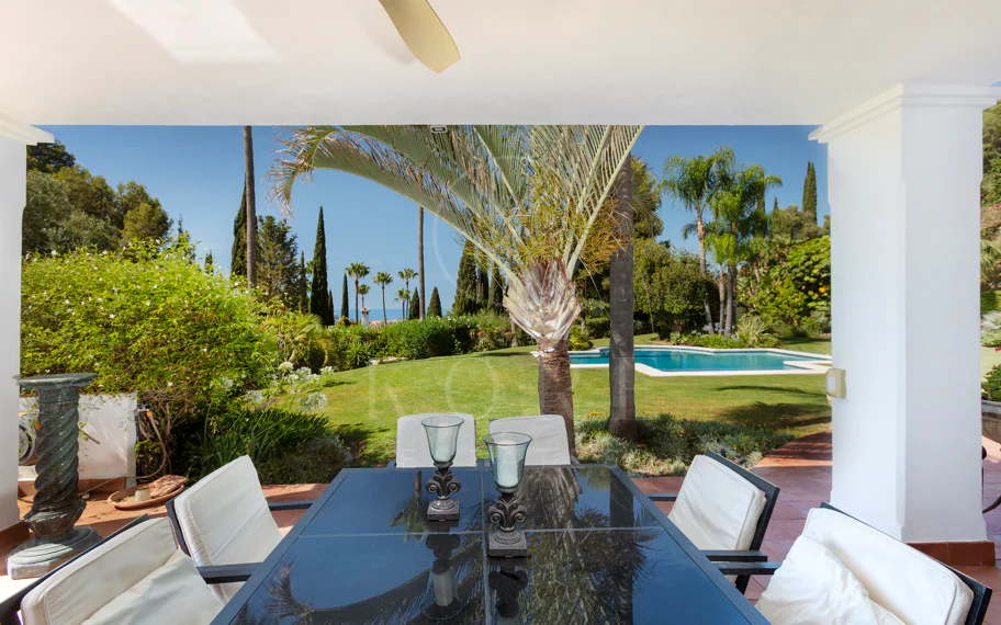 Villa exclusiva en parcela llana de 3.000 m², con absoluta privacidad, vistas al mar, jardín maduro con frutales, piscina, amplias terrazas y vivienda completamente renovada. Excelente ubicación, equipamiento y capacidad de aparcamiento.