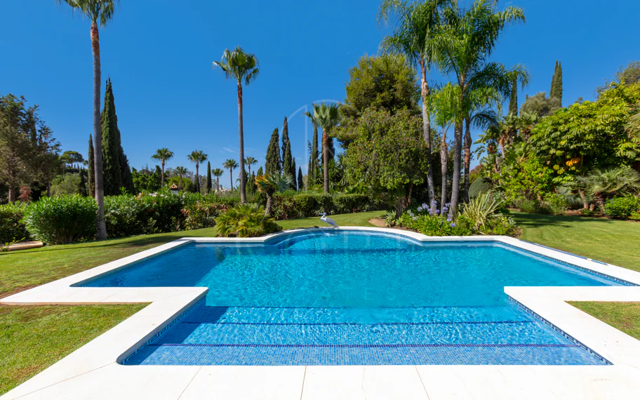 Villa exclusiva en parcela llana de 3.000 m², con absoluta privacidad, vistas al mar, jardín maduro con frutales, piscina, amplias terrazas y vivienda completamente renovada. Excelente ubicación, equipamiento y capacidad de aparcamiento.