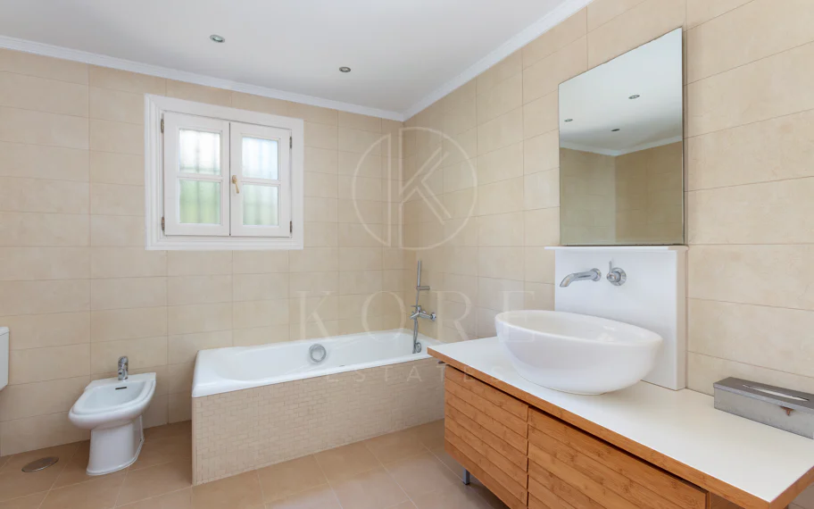 Villa exclusiva en parcela llana de 3.000 m², con absoluta privacidad, vistas al mar, jardín maduro con frutales, piscina, amplias terrazas y vivienda completamente renovada. Excelente ubicación, equipamiento y capacidad de aparcamiento.