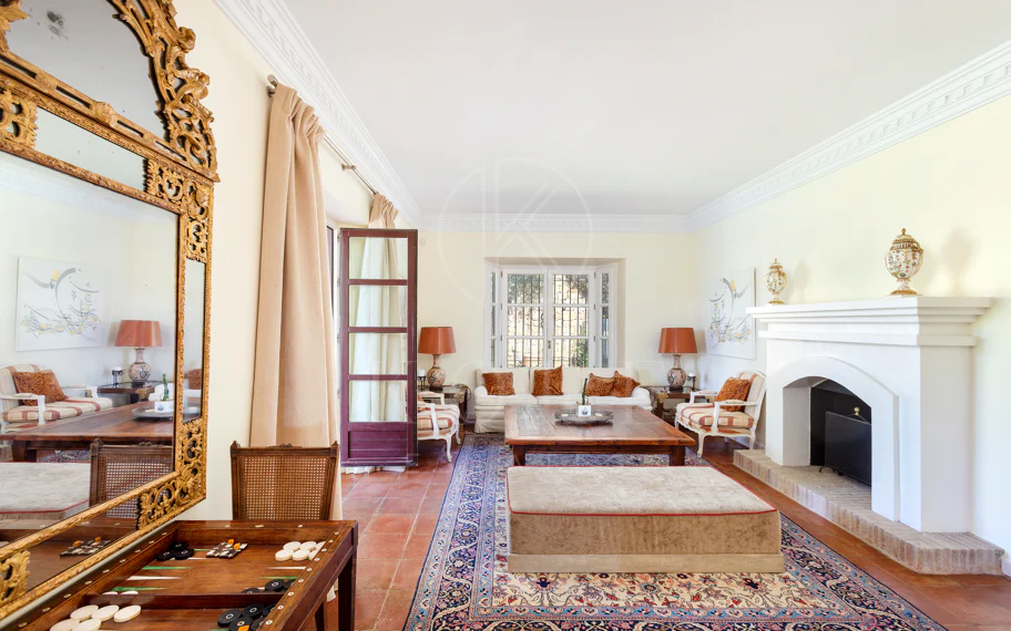 Villa exclusiva en parcela llana de 3.000 m², con absoluta privacidad, vistas al mar, jardín maduro con frutales, piscina, amplias terrazas y vivienda completamente renovada. Excelente ubicación, equipamiento y capacidad de aparcamiento.