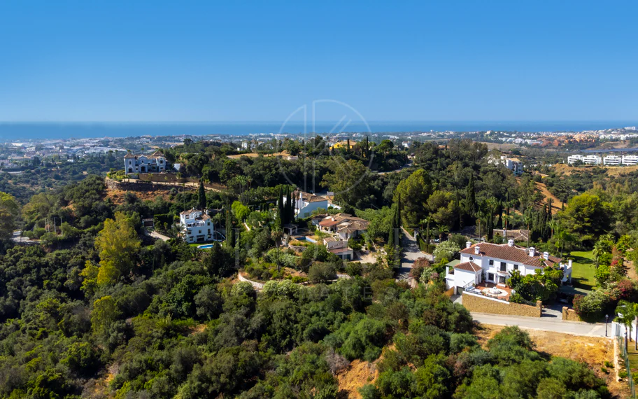 Villa exclusiva en parcela llana de 3.000 m², con absoluta privacidad, vistas al mar, jardín maduro con frutales, piscina, amplias terrazas y vivienda completamente renovada. Excelente ubicación, equipamiento y capacidad de aparcamiento.