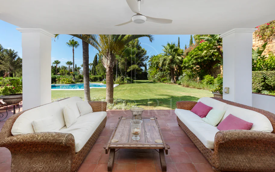 Villa exclusiva en parcela llana de 3.000 m², con absoluta privacidad, vistas al mar, jardín maduro con frutales, piscina, amplias terrazas y vivienda completamente renovada. Excelente ubicación, equipamiento y capacidad de aparcamiento.