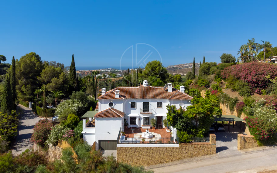 Villa exclusiva en parcela llana de 3.000 m², con absoluta privacidad, vistas al mar, jardín maduro con frutales, piscina, amplias terrazas y vivienda completamente renovada. Excelente ubicación, equipamiento y capacidad de aparcamiento.