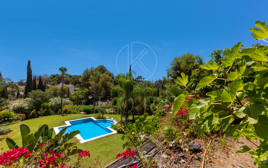 Villa exclusiva en parcela llana de 3.000 m², con absoluta privacidad, vistas al mar, jardín maduro con frutales, piscina, amplias terrazas y vivienda completamente renovada. Excelente ubicación, equipamiento y capacidad de aparcamiento.