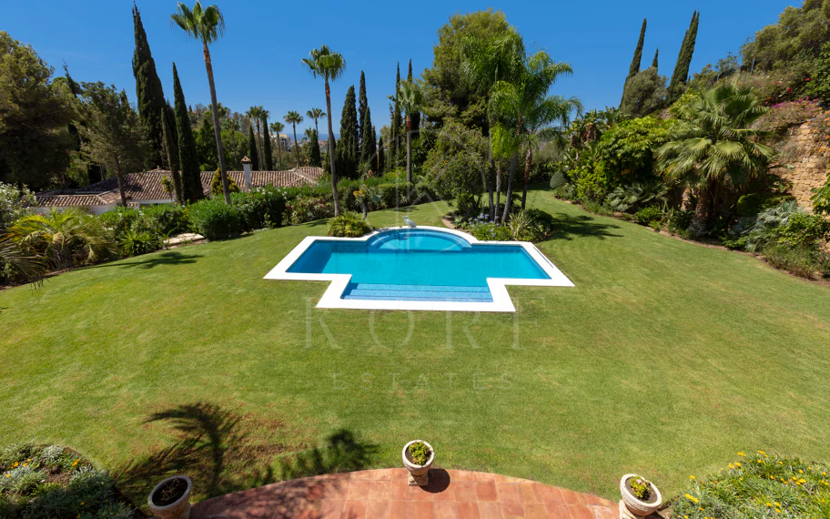 Villa exclusiva en parcela llana de 3.000 m², con absoluta privacidad, vistas al mar, jardín maduro con frutales, piscina, amplias terrazas y vivienda completamente renovada. Excelente ubicación, equipamiento y capacidad de aparcamiento.