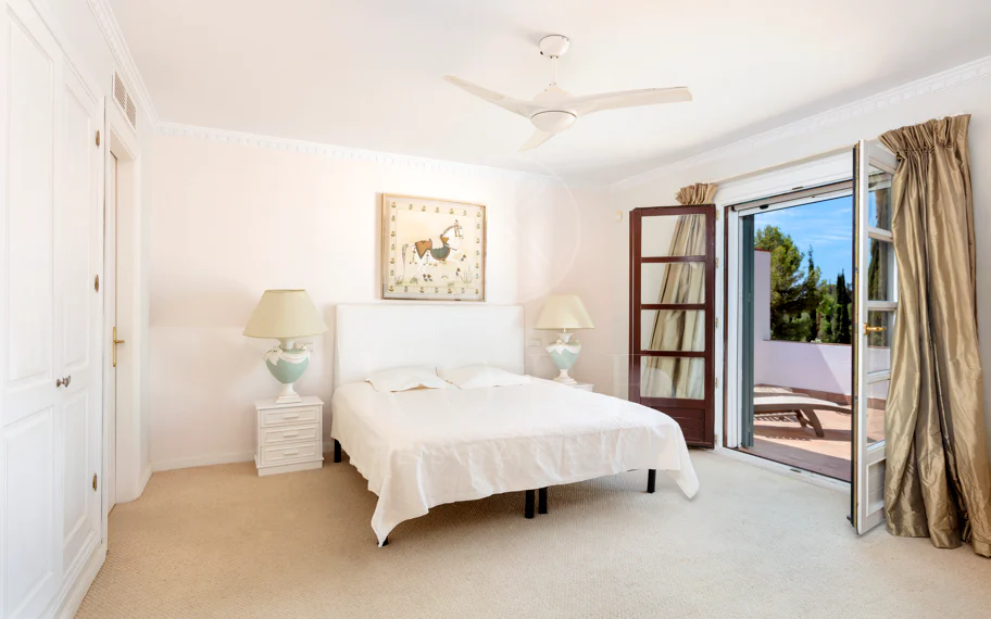 Villa exclusiva en parcela llana de 3.000 m², con absoluta privacidad, vistas al mar, jardín maduro con frutales, piscina, amplias terrazas y vivienda completamente renovada. Excelente ubicación, equipamiento y capacidad de aparcamiento.