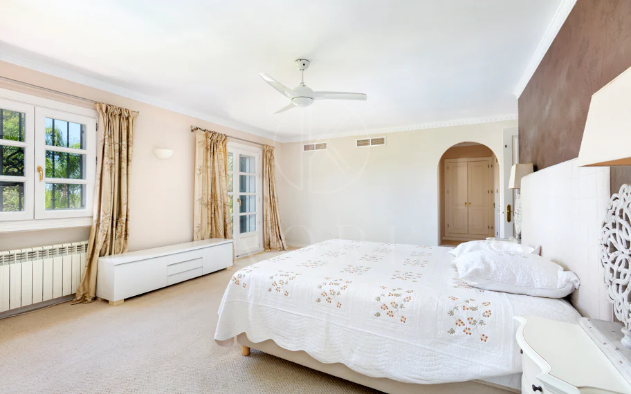 Villa exclusiva en parcela llana de 3.000 m², con absoluta privacidad, vistas al mar, jardín maduro con frutales, piscina, amplias terrazas y vivienda completamente renovada. Excelente ubicación, equipamiento y capacidad de aparcamiento.