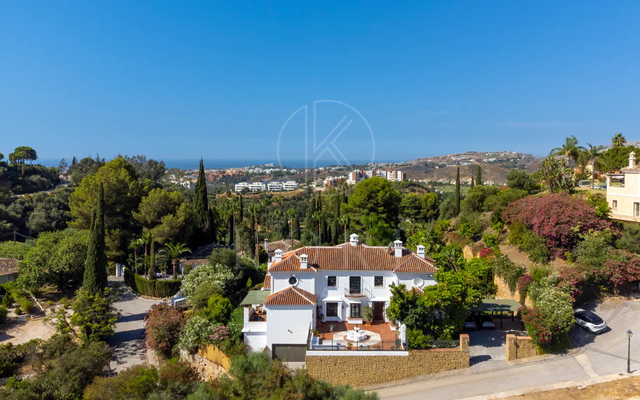 Villa exclusiva en parcela llana de 3.000 m², con absoluta privacidad, vistas al mar, jardín maduro con frutales, piscina, amplias terrazas y vivienda completamente renovada. Excelente ubicación, equipamiento y capacidad de aparcamiento.