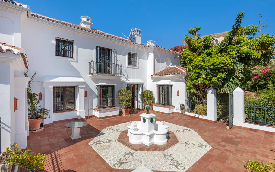 Villa exclusiva en parcela llana de 3.000 m², con absoluta privacidad, vistas al mar, jardín maduro con frutales, piscina, amplias terrazas y vivienda completamente renovada. Excelente ubicación, equipamiento y capacidad de aparcamiento.