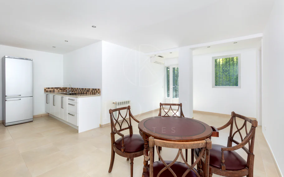 Villa exclusiva en parcela llana de 3.000 m², con absoluta privacidad, vistas al mar, jardín maduro con frutales, piscina, amplias terrazas y vivienda completamente renovada. Excelente ubicación, equipamiento y capacidad de aparcamiento.