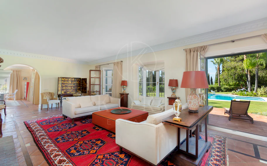 Villa exclusiva en parcela llana de 3.000 m², con absoluta privacidad, vistas al mar, jardín maduro con frutales, piscina, amplias terrazas y vivienda completamente renovada. Excelente ubicación, equipamiento y capacidad de aparcamiento.