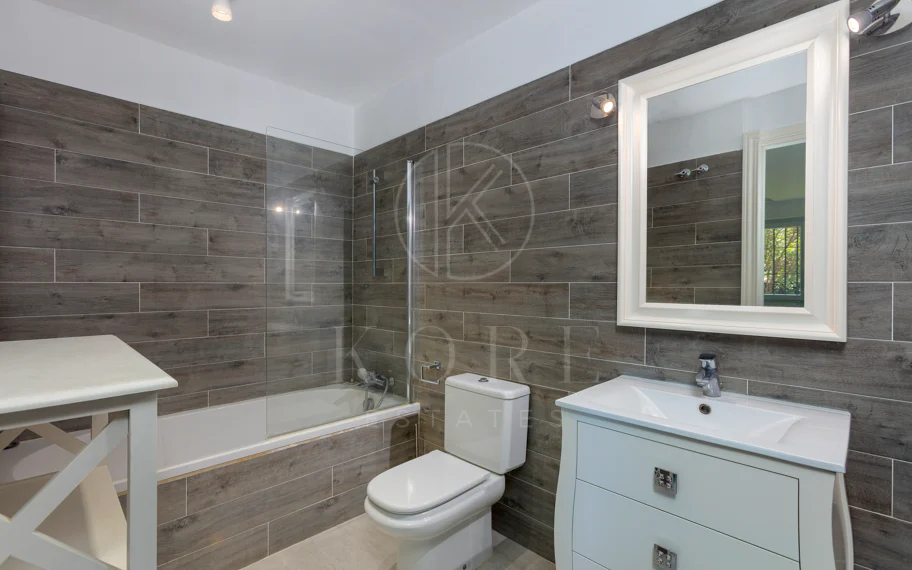 Villa exclusiva en parcela llana de 3.000 m², con absoluta privacidad, vistas al mar, jardín maduro con frutales, piscina, amplias terrazas y vivienda completamente renovada. Excelente ubicación, equipamiento y capacidad de aparcamiento.