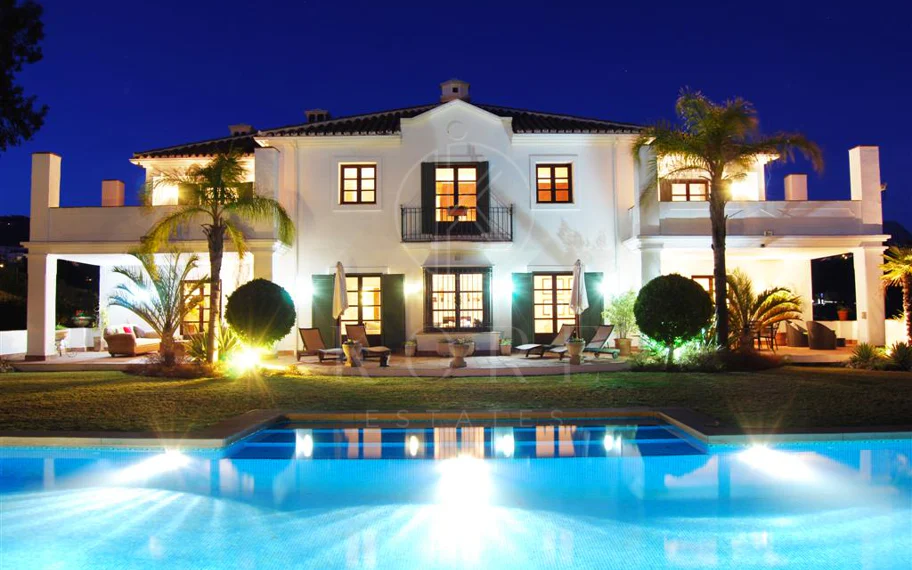 Villa exclusiva en parcela llana de 3.000 m², con absoluta privacidad, vistas al mar, jardín maduro con frutales, piscina, amplias terrazas y vivienda completamente renovada. Excelente ubicación, equipamiento y capacidad de aparcamiento.