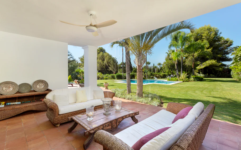 Villa exclusiva en parcela llana de 3.000 m², con absoluta privacidad, vistas al mar, jardín maduro con frutales, piscina, amplias terrazas y vivienda completamente renovada. Excelente ubicación, equipamiento y capacidad de aparcamiento.