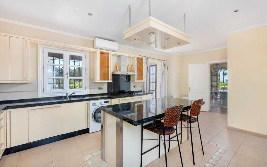 Villa exclusiva en parcela llana de 3.000 m², con absoluta privacidad, vistas al mar, jardín maduro con frutales, piscina, amplias terrazas y vivienda completamente renovada. Excelente ubicación, equipamiento y capacidad de aparcamiento.