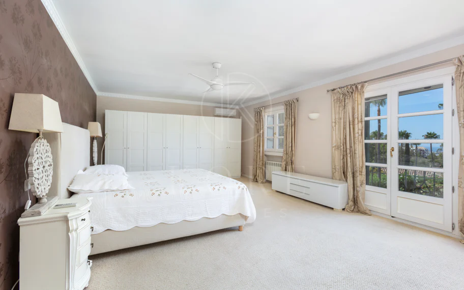 Villa exclusiva en parcela llana de 3.000 m², con absoluta privacidad, vistas al mar, jardín maduro con frutales, piscina, amplias terrazas y vivienda completamente renovada. Excelente ubicación, equipamiento y capacidad de aparcamiento.