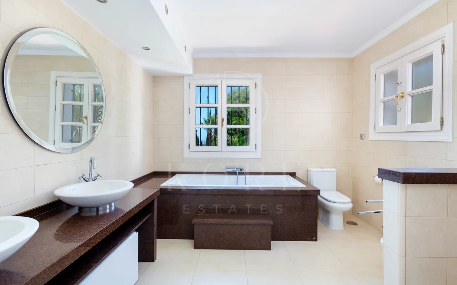 Villa exclusiva en parcela llana de 3.000 m², con absoluta privacidad, vistas al mar, jardín maduro con frutales, piscina, amplias terrazas y vivienda completamente renovada. Excelente ubicación, equipamiento y capacidad de aparcamiento.