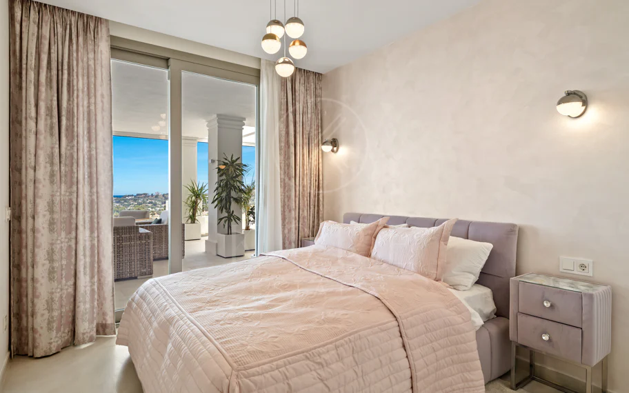 Exclusiva casa de lujo de 7 dormitorios en Nueva Andalucía con vistas al mar y a la montaña
