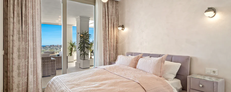 Exclusiva casa de lujo de 7 dormitorios en Nueva Andalucía con vistas al mar y a la montaña