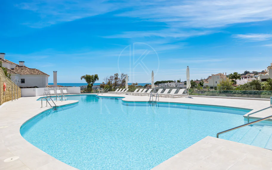Exclusiva casa de lujo de 7 dormitorios en Nueva Andalucía con vistas al mar y a la montaña