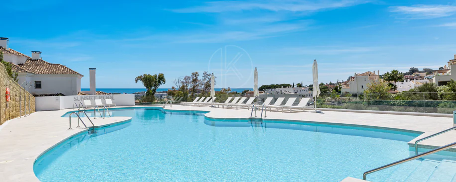 Exclusiva casa de lujo de 7 dormitorios en Nueva Andalucía con vistas al mar y a la montaña
