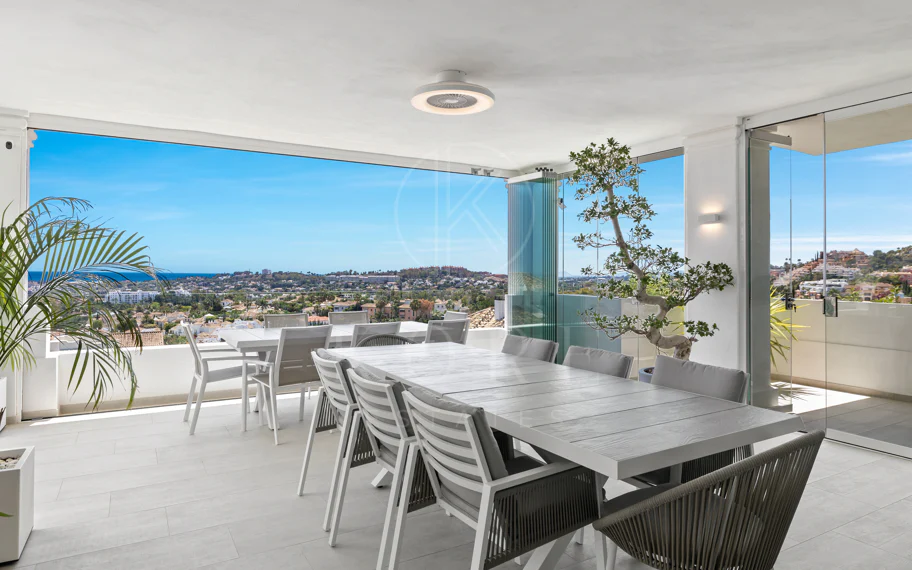 Exclusiva casa de lujo de 7 dormitorios en Nueva Andalucía con vistas al mar y a la montaña