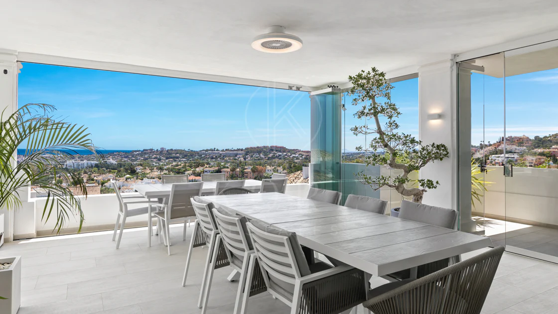 Exclusiva casa de lujo de 7 dormitorios en Nueva Andalucía con vistas al mar y a la montaña