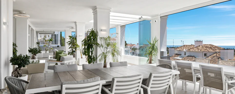 Exclusiva casa de lujo de 7 dormitorios en Nueva Andalucía con vistas al mar y a la montaña