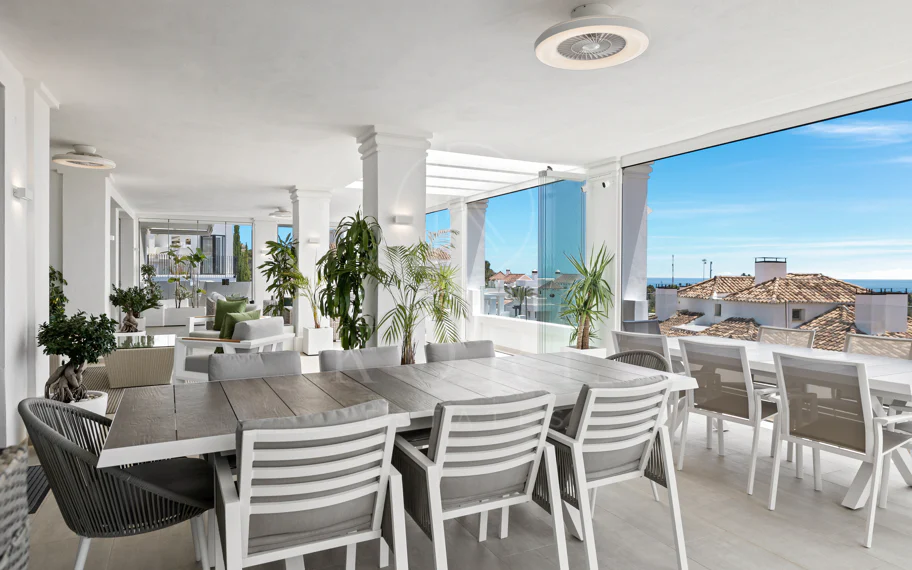 Exclusiva casa de lujo de 7 dormitorios en Nueva Andalucía con vistas al mar y a la montaña