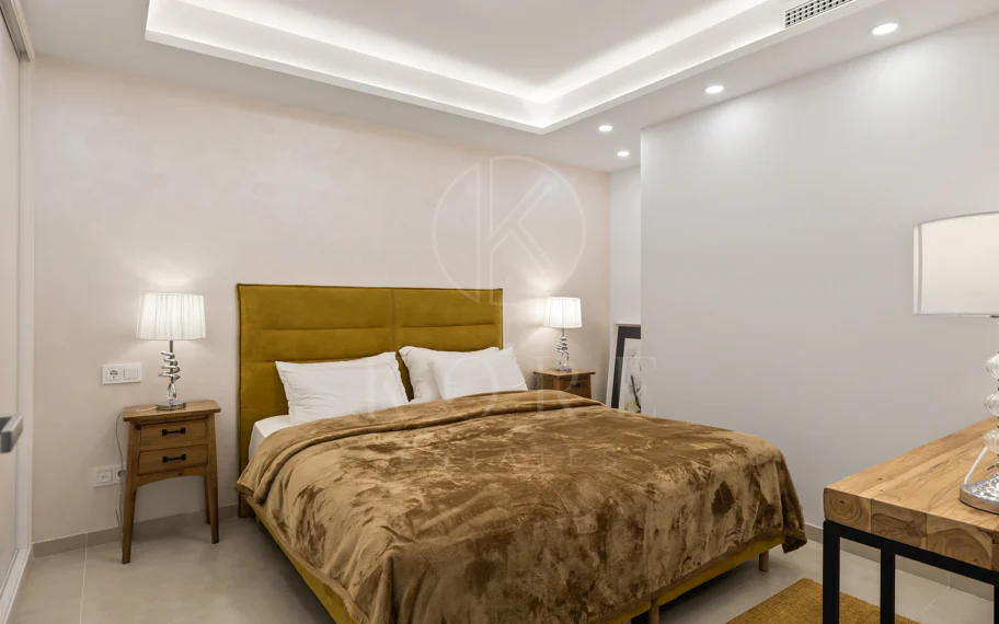 Exclusiva casa de lujo de 7 dormitorios en Nueva Andalucía con vistas al mar y a la montaña