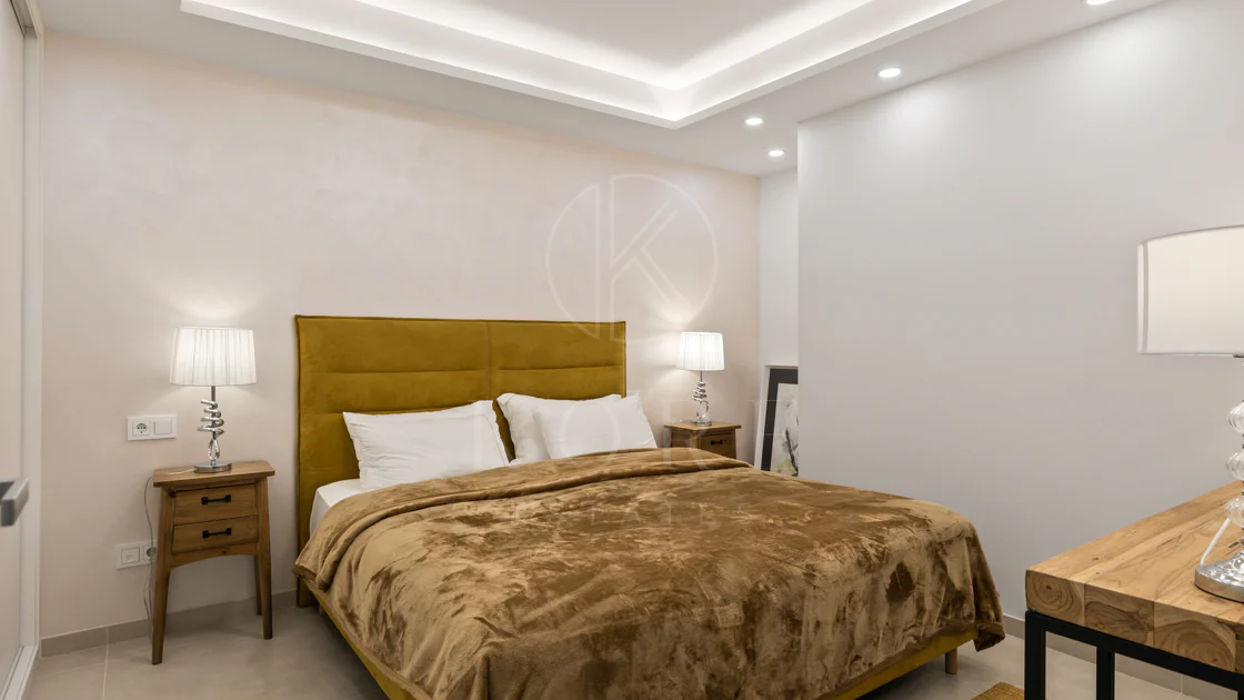 Exclusiva casa de lujo de 7 dormitorios en Nueva Andalucía con vistas al mar y a la montaña
